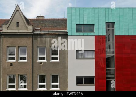 Vecchi e nuovi condomini, Plzen, Repubblica Ceca Foto Stock