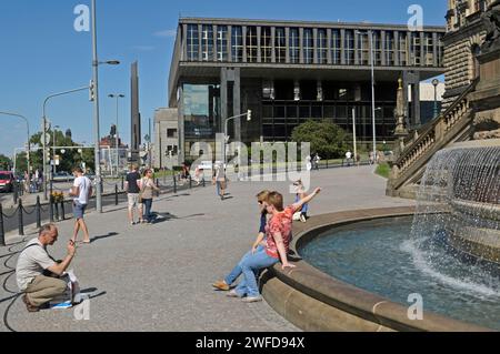 Fotografa turistica dalla Fontana di fronte al Museo Nazionale Narodni, Piazza Venceslao, Praga Repubblica Ceca Foto Stock