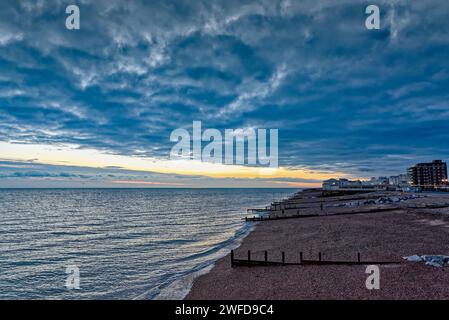 Una spettacolare formazione di nuvole invernali al tramonto sulla spiaggia e all'orizzonte a Worthing West Sussex, Inghilterra, Regno Unito Foto Stock