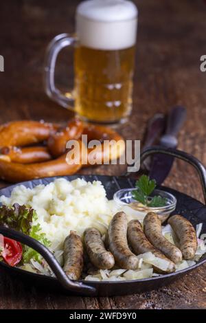 Salsiccia di Norimberga con crauti su legno Foto Stock