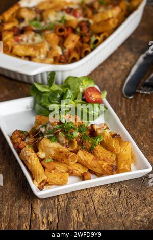 Tagliatelle di Rigatoni al forno con salsa bolognese Foto Stock