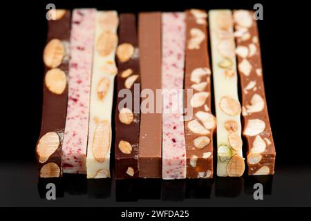 Set di diverse barrette di cioccolato su sfondo nero Foto Stock