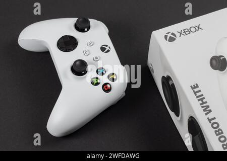 Controller di gioco e box per Xbox Series - 30 agosto 2023 - Dnipro, Ucraina. Foto Stock