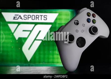 Dnipro, Ucraina, 28 settembre 2023: EA FC 24 con controller xbox sullo schermo TV. Foto Stock