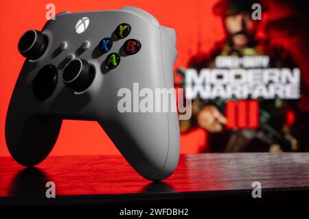 Dnipro, Ucraina, 28 settembre 2023: Controller Xbox Series S con logo Call of Duty Modern Warfare III sullo schermo TV. Foto Stock