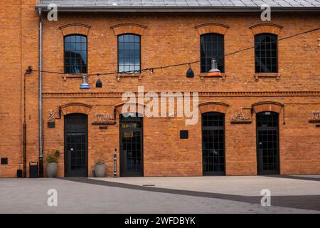 Quartiere di Praga, Varsavia, Polonia - 8 agosto 2023. Il Praga Koneser Center ha riqualificato il complesso nell'ex fabbrica di vodka nel quartiere di Praga, Varsavia, Polonia. Foto Stock