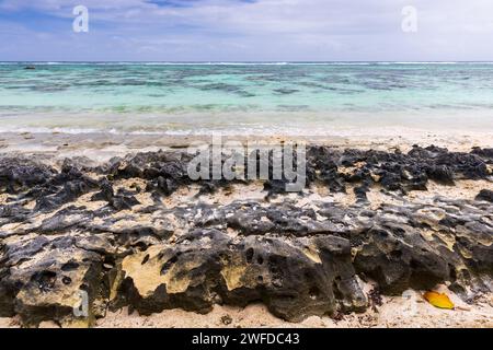 Scogli affilati sulla costa dell'isola di la Digue, vista sulla spiaggia di Anse Union. Paesaggio costiero delle Seychelles Foto Stock