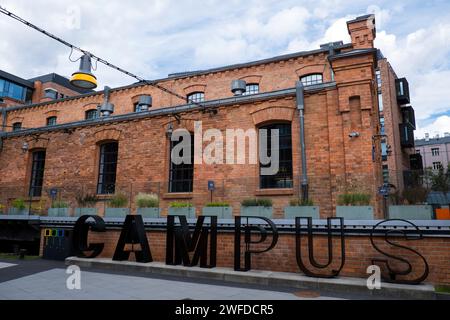 Quartiere di Praga, Varsavia, Polonia - 8 agosto 2023. Il Praga Koneser Center ha riqualificato il complesso nell'ex fabbrica di vodka nel quartiere di Praga, Varsavia, Polonia. Foto Stock