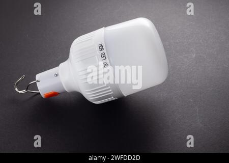 lampadine a led di emergenza bianche con batteria integrata al buio. Foto Stock