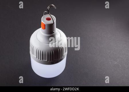 lampadine a led di emergenza bianche con batteria integrata al buio. Foto Stock