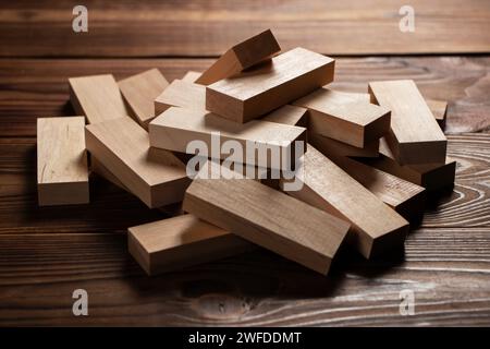 Un mucchio di blocchi di legno a torre su sfondo di legno. Foto Stock