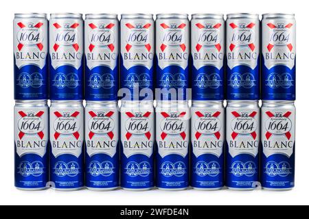 Dnipro, Ucraina, 13 ottobre 2023: Lattine di alluminio dei marchi di birra Kronenbourg 1664 Blanc di proprietà del gruppo Carlsberg su sfondo bianco. Foto Stock