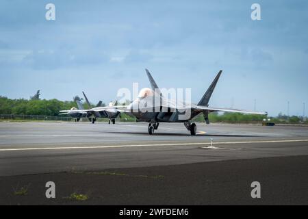 Hickam Air Force base, Stati Uniti. 24 gennaio 2024. Una squadra di caccia stealth F-22 Raptor dell'aeronautica statunitense con i taxi Hawaiian Raptors Squadron per il decollo dall'aeroporto di Hickam durante l'esercitazione Sentry Aloha 24-01, 23 gennaio 2024 a Oahu, Hawaii. Credito: MSgt. Mysti Bicoy/USA Air Force/Alamy Live News Foto Stock