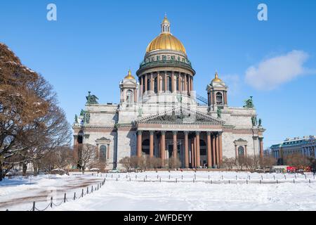 SAN PIETROBURGO, RUSSIA - 2 APRILE 2023: Vista dell'antica St Cattedrale di Isacco in un soleggiato giorno di aprile. Centro storico di St Petersburg Foto Stock
