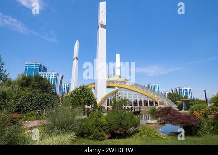 ARGUN, RUSSIA - 14 GIUGNO 2023: Soleggiato giorno di giugno presso la moschea del cuore della madre Foto Stock