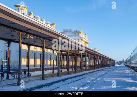 RYBINSK, RUSSIA - 3 GENNAIO 2024: Vista del vecchio binario della stazione ferroviaria in un soleggiato giorno di gennaio Foto Stock