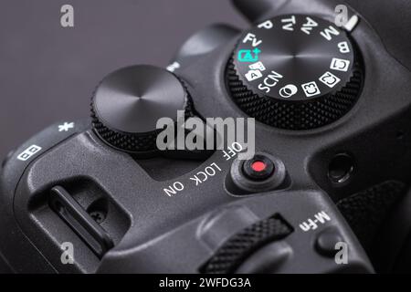 Dnipro, Ucraina 29 novembre 2023:. Primo piano della fotocamera Canon EOS R6 Mark II. La nuova fotocamera mirrorless Canon. Foto Stock