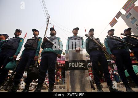 Dhaka, Wari, Bangladesh. 30 gennaio 2024. La polizia è di guardia per impedire che i manifestanti si radunino dopo che il Partito nazionalista del Bangladesh ha chiesto una protesta contro le elezioni generali a Dacca, Bangladesh, il 30 gennaio 2024. I partiti di opposizione, il Partito nazionalista del Bangladesh (BNP) e la sua Alleanza, hanno respinto le elezioni generali e chiedono lo scioglimento del parlamento. (Immagine di credito: © Habibur Rahman/ZUMA Press Wire) SOLO USO EDITORIALE! Non per USO commerciale! Foto Stock