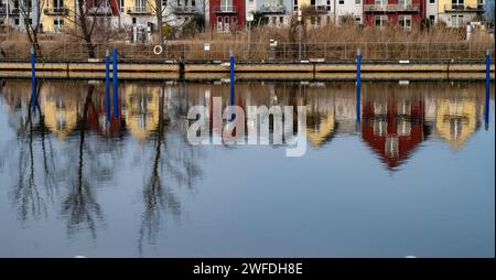 Greifswald, Germania. 30 gennaio 2024. Le case si riflettono nell'acqua del fiume Ryck. Crediti: Stefan Sauer/dpa/ZB/dpa/Alamy Live News Foto Stock