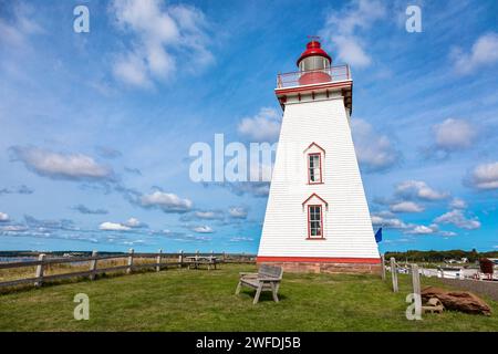 Faro di Souris sullo stretto di Northumberland, Isola del Principe Edoardo, Canada. Costruito nel 1880 e situato su Knight Point. Foto Stock