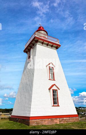 Faro di Souris sullo stretto di Northumberland, Isola del Principe Edoardo, Canada. Costruito nel 1880 e situato su Knight Point. Foto Stock