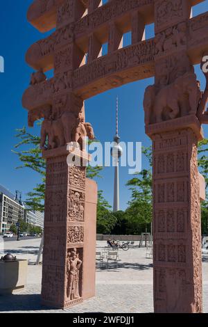 Replica dell'antica porta Sanchi indiana in arenaria di fronte al foro Humboldt con vista sulla torre della televisione di Berlino Foto Stock