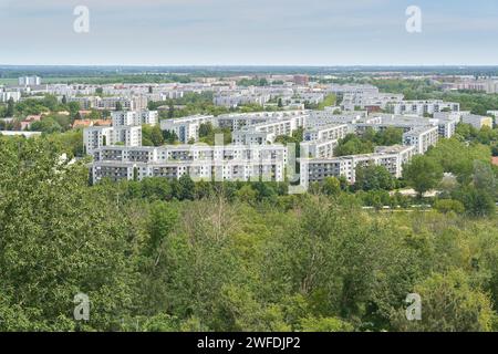 Vista da Kienberg al quartiere verde di Marzahn-Hellersdorf a Berlino Foto Stock