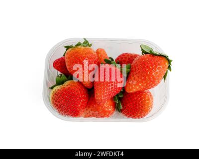 Fragole in imballaggi di plastica su sfondo bianco. Le fragole chiudono. Foto Stock