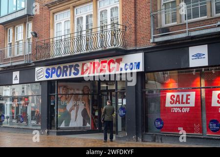 Maidenhead, Berkshire, Regno Unito. 29 gennaio 2024. Un negozio Sports Direct a Maidenhead, Berkshire. Sports Direct il Frasers Group di Mike Ashley ha acquistato la proprietà intellettuale e le risorse del marchio di performance sportiva WIT fitness. WIT fitness, che fornisce formazione CrossFit, ha la sua sede centrale a Londra e attualmente impiega circa 15 dipendenti. Credito: Maureen McLean/Alamy Foto Stock