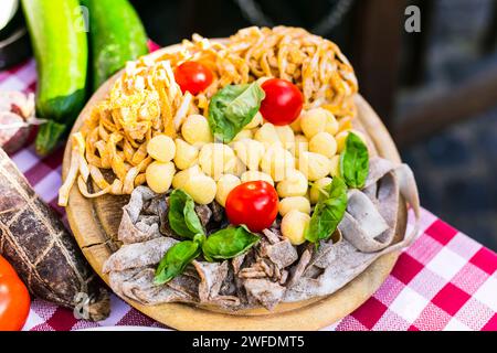 Viaggiare in Italia, parte della cultura italiana - sano cibo mediterraneo italiano. Ristoranti di strada a Roma con una varietà di pasta tipica fatta a mano Foto Stock