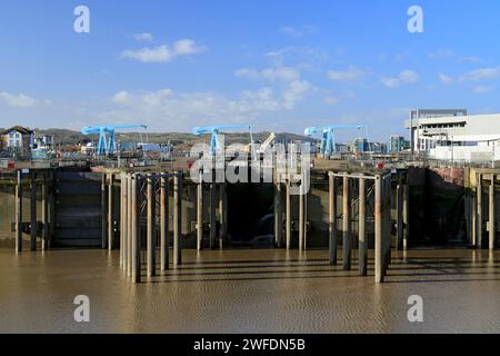 Bascule Bridges and Lock Gates, Cardiff Bay Barrage, Cardiff, Galles del Sud, Regno Unito. Foto Stock
