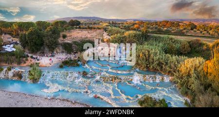 Le piscine termali termali più famose della Toscana - le suggestive Terme di Mulino vecchio in provincia di Grosseto. angolo alto Foto Stock