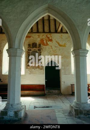 Resti di un C15th (c 1480) dipinto murale di St Christopher nella navata S della chiesa di Albury Park, Surrey, Inghilterra, Regno Unito: Testa e spalle di St Christopher Foto Stock