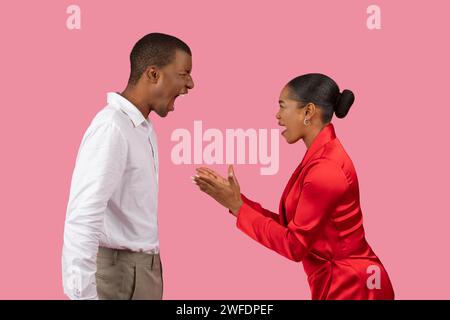 Litigio tra uomo nero e donna in abiti formali Foto Stock