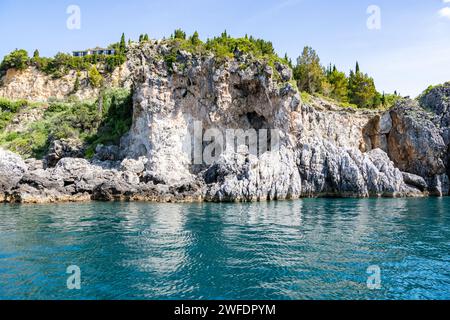 Scogliere e creste calcaree panoramiche sull'isola occidentale di Corfù, Grecia Foto Stock