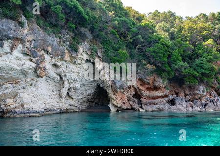 Scogliere e creste calcaree panoramiche sull'isola occidentale di Corfù, Grecia Foto Stock