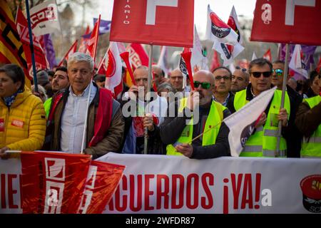 Madrid, Madrid, Spagna. 30 gennaio 2024. I membri dei sindacati delle commissioni dei lavoratori ''CCOO''' e dell'Unione della circolazione ferroviaria (SCF) durante una manifestazione di fronte al Congresso dei deputati di Spagna, chiedendo l'attuazione della giornata di 35 ore nell'ADIF e l'eliminazione delle categorie di ingresso nel Renfe. (Immagine di credito: © Luis Soto/ZUMA Press Wire) SOLO USO EDITORIALE! Non per USO commerciale! Foto Stock