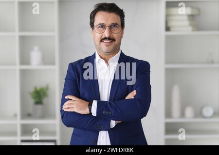 Felice, fiducioso uomo d'affari caucasico adulto, capo, ceo manager in tuta Foto Stock