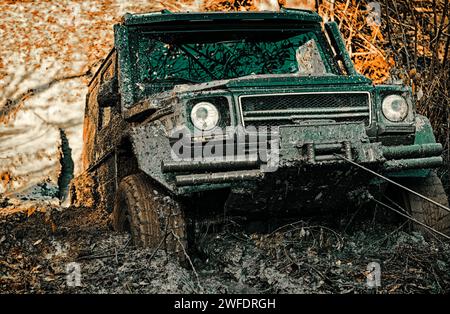 Avventure in jeep all'aperto. L'auto da corsa a trascinamento brucia la gomma. Estrema. Pneumatici in preparazione alla gara. Far girare le ruote, gli pneumatici e il fuoristrada che entra in Foto Stock