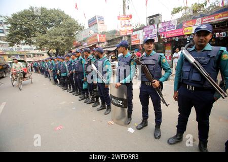 Dhaka, Wari, Bangladesh. 30 gennaio 2024. La polizia è di guardia per impedire che i manifestanti si radunino dopo che il Partito nazionalista del Bangladesh ha chiesto una protesta contro le elezioni generali a Dacca, Bangladesh, il 30 gennaio 2024. I partiti di opposizione, il Partito nazionalista del Bangladesh (BNP) e la sua Alleanza, hanno respinto le elezioni generali e chiedono lo scioglimento del parlamento. (Immagine di credito: © Habibur Rahman/ZUMA Press Wire) SOLO USO EDITORIALE! Non per USO commerciale! Foto Stock