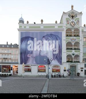 Helnwein-Plakate in der Innenstadt von Gmunden, AM 29.01.2024. DAS Bild zeigt ein Kunstwerk des Gottfried Helnwein am Rathaus in Gmunden 2023 - Helnwein-Plakate in der Innenstadt von Gmunden, AM 29.01.2024. *** Poster Helnwein nel centro della città di Gmunden, il 29 01 2024 la foto mostra un'opera d'arte di Gottfried Helnwein nel municipio di Gmunden 2023 poster Helnwein nel centro della città di Gmunden, il 29 01 2024 Foto Stock