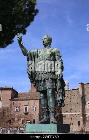 Italia. Roma. Statua dell'imperatore romano Nerva (30-98). Imperial fora Foto Stock