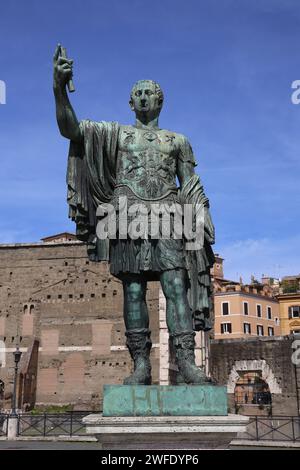 Italia. Roma. Statua dell'imperatore romano Nerva (30-98 ). Fori Imperiali Foto Stock