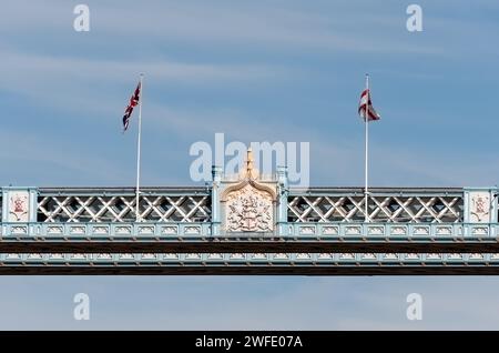 LONDION, REGNO UNITO - GIUGNO 27. 2010: Passaggio pedonale di alto livello sul Tower Bridge contro un cielo blu Foto Stock