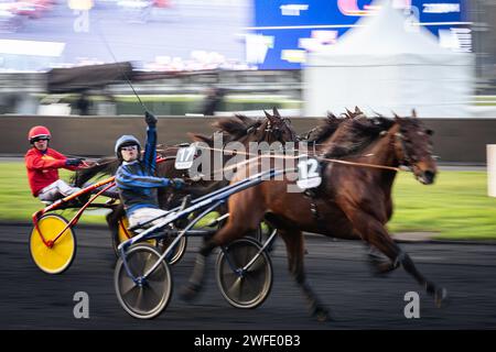 Clement Duvaldestin e il suo cavallo Idao de Tillard hanno visto vincere il Grand Prix D'Amerique 2024 all'ippodromo di Vincennes. La gara di trotto più conosciuta al mondo, il Prix D'Amerique Legend Race, si è svolta nell'ippodromo di Vincennes, alla periferia di Parigi. Questa razza rimane una delle più importanti corse equestri al mondo, seguita da milioni di spettatori. Clement Duvaldestin e il suo cavallo Idao de Tillard furono i vincitori del Grand Prix d'Amerique 2024. Foto Stock