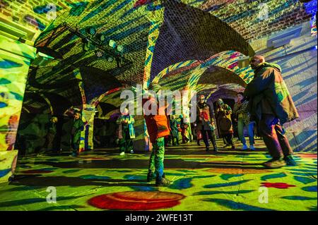 Londra, Regno Unito. 30 gennaio 2024. VIVETE un viaggio nel nostro mondo naturale a St Martin-in-the-Fields, Trafalgar Square. Una nuova esperienza coinvolgente di suono e luce creata dall'artista Peter Walker e Luxmuralis, celebra il mondo naturale che ci circonda, progettato come un viaggio a piedi attraverso terra, mare e cielo dall'alba al tramonto. Si svolge da martedì 30 gennaio a sabato 3 febbraio 2024. Crediti: Guy Bell/Alamy Live News Foto Stock