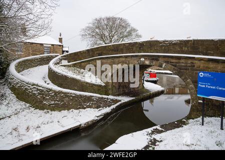 Vecchio ponte sul canale all'incrocio dei canali Macclesfield e Peak Forest a Marple, Stockport, Greater Manchester, Inghilterra. Foto Stock