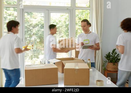 Volontari che raccolgono prodotti per persone bisognose e rifugiati Foto Stock