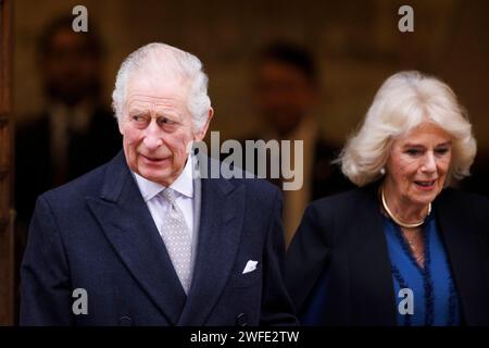 Sua Maestà re Carlo III ride con il personale e le onde mentre lascia la London Clinic a Marylebone dopo un soggiorno di 3 notti in ospedale dove ha ricevuto Foto Stock