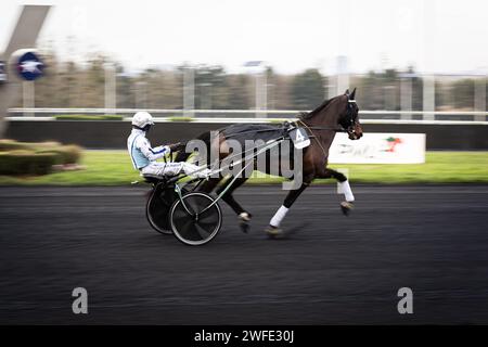 Vincennes, Francia. 28 gennaio 2024. Romain Congard fantino e il suo cavallo visti durante una corsa al trotto, all'ippodromo di Vincennes. La gara di trotto più conosciuta al mondo, il Prix D'Amerique Legend Race, si è svolta nell'ippodromo di Vincennes, alla periferia di Parigi. Questa razza rimane una delle più importanti corse equestri al mondo, seguita da milioni di spettatori. Clement Duvaldestin e il suo cavallo Idao de Tillard furono i vincitori del Grand Prix d'Amerique 2024. (Foto di Telmo Pinto/SOPA Images/Sipa USA) credito: SIPA USA/Alamy Live News Foto Stock